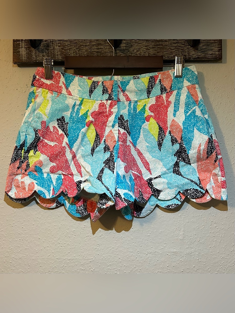 Crown & Ivy Multicolored Scalloped Shorts Size 4
